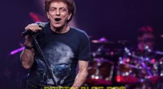Ahmad Albar Legenda Rock Indonesia